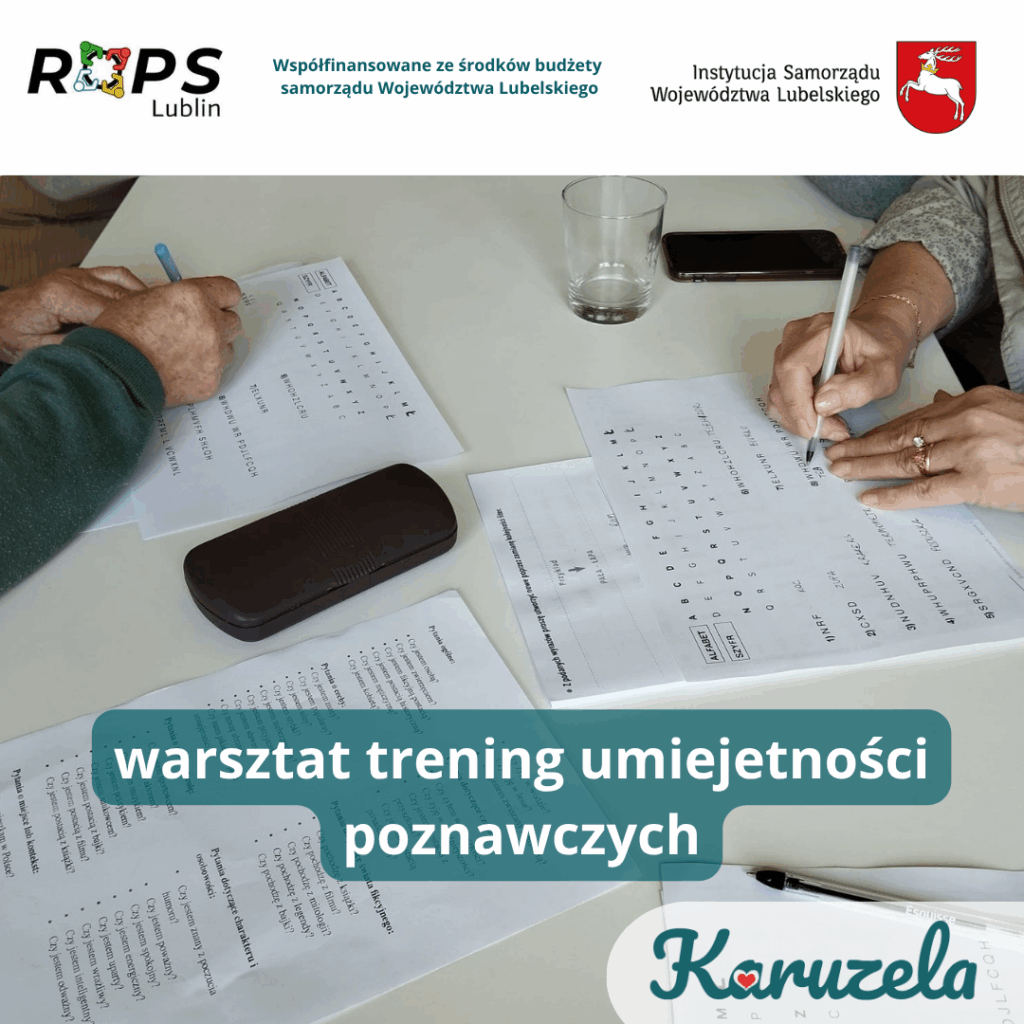 Uczestnicy warsztatu treningu umiejętności poznawczych pracują nad ćwiczeniami na kartkach papieru przy stole. W tle widoczne są okulary, długopis, szklanka i telefon. Warsztaty współfinansowane ze środków budżetu samorządu Województwa Lubelskiego. Logo ROPS Lublin, Urzędu Marszałkowskiego oraz Fundacji Karuzela Aktywności