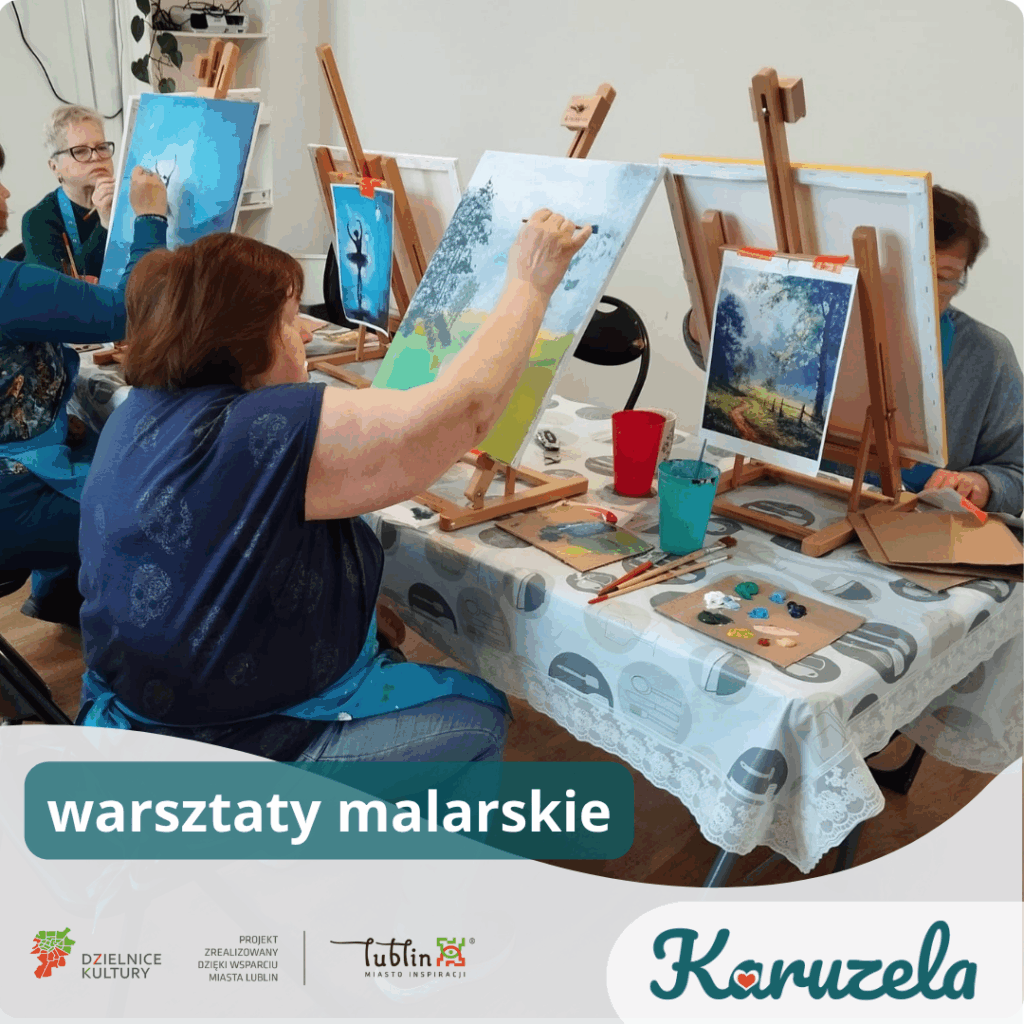 Kilka osób, głównie seniorek, skupionych na malowaniu przy sztalugach w dobrze oświetlonym pomieszczeniu. Są aktywnie zaangażowane w tworzenie sztuki. Obraz jest opatrzony napisem "warsztaty malarskie". Na dole grafiki logotypy - Karuzela, Lublin Miasto Inspiracji, Dzielnice Kultury oraz tekst "Projekt zrealizowany dzięki wsparciu Miasta Lublin"