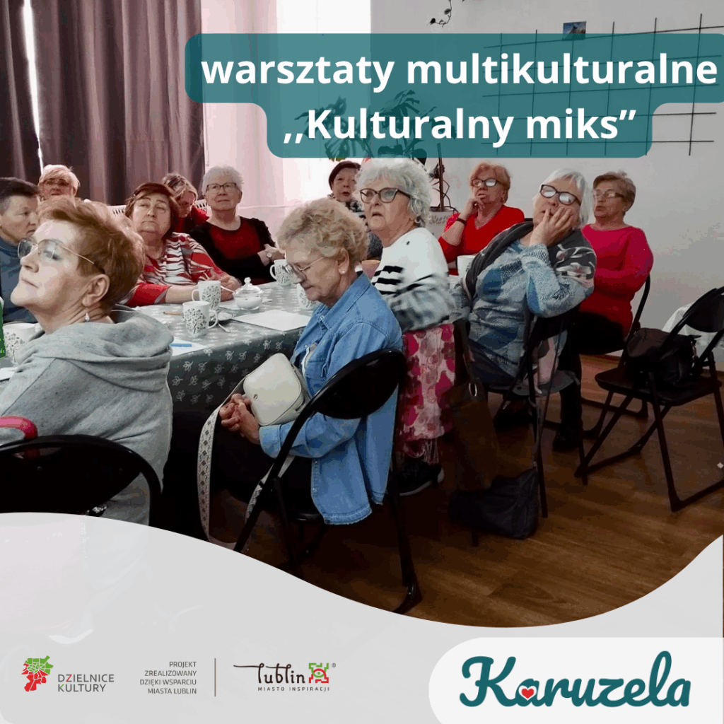Grupa seniorek siedzących przy stołach, uczestniczących w warsztatach. Niektóre patrzą przed siebie, inni na coś na stole. Na grafice jest napis "warsztaty multikulturowe - Kulturalny miks". Na dole grafiki logotypy - Karuzela, Lublin Miasto Inspiracji, Dzielnice Kultury oraz tekst "Projekt zrealizowany dzięki wsparciu Miasta Lublin"