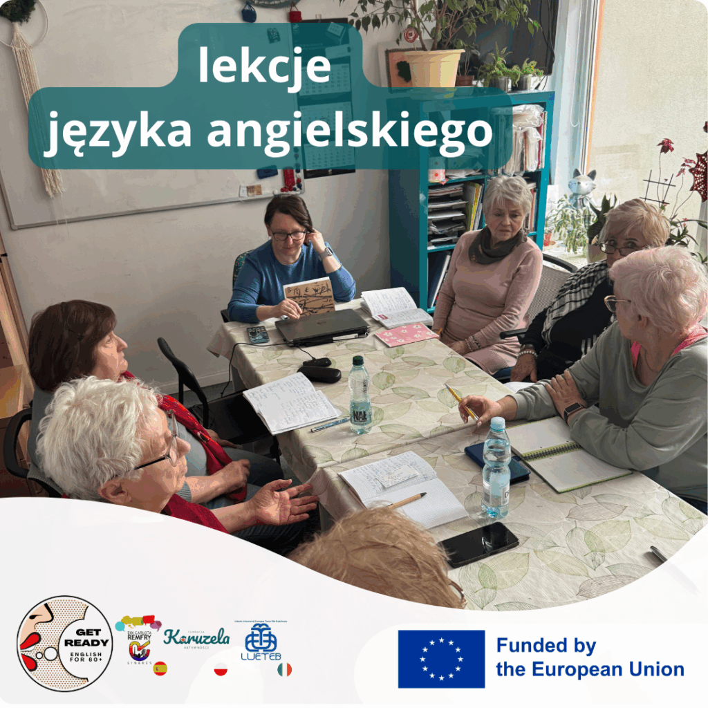 Grupa dorosłych osób, w tym seniorów, siedzi przy stole i uczestniczy w lekcji języka angielskiego. Na stole widać zeszyty, butelki z wodą i materiały do nauki. Na zdjęciu jest napis "lekcje języka angielskiego". Na dole znajdują się logotypy - "Ger ready. English for 60+", "Escuela Oficial de Idiomas "Carlota Remfry", "LUETEB" oraz flaga Unii Europejskiej z napisem "Funded by the European Union"