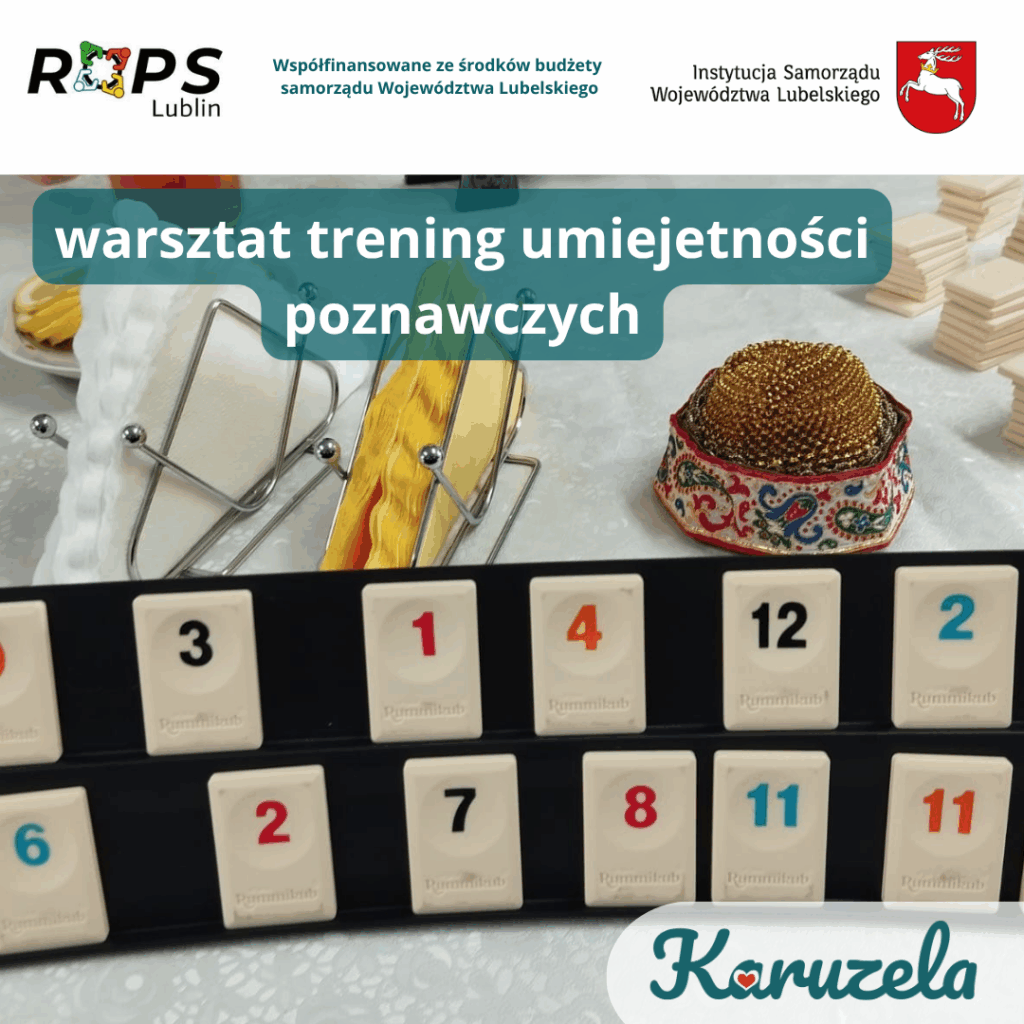 Zbliżenie na stół z grą planszową Rummikub oraz rekwizytami używanymi podczas warsztatu treningu umiejętności poznawczych. Widoczne kolorowe płytki z cyframi oraz ozdobny przedmiot w tle. Warsztaty współfinansowane ze środków budżetu samorządu Województwa Lubelskiego. Logo ROPS Lublin, Urzędu Marszałkowskiego oraz Fundacji Karuzela Aktywności