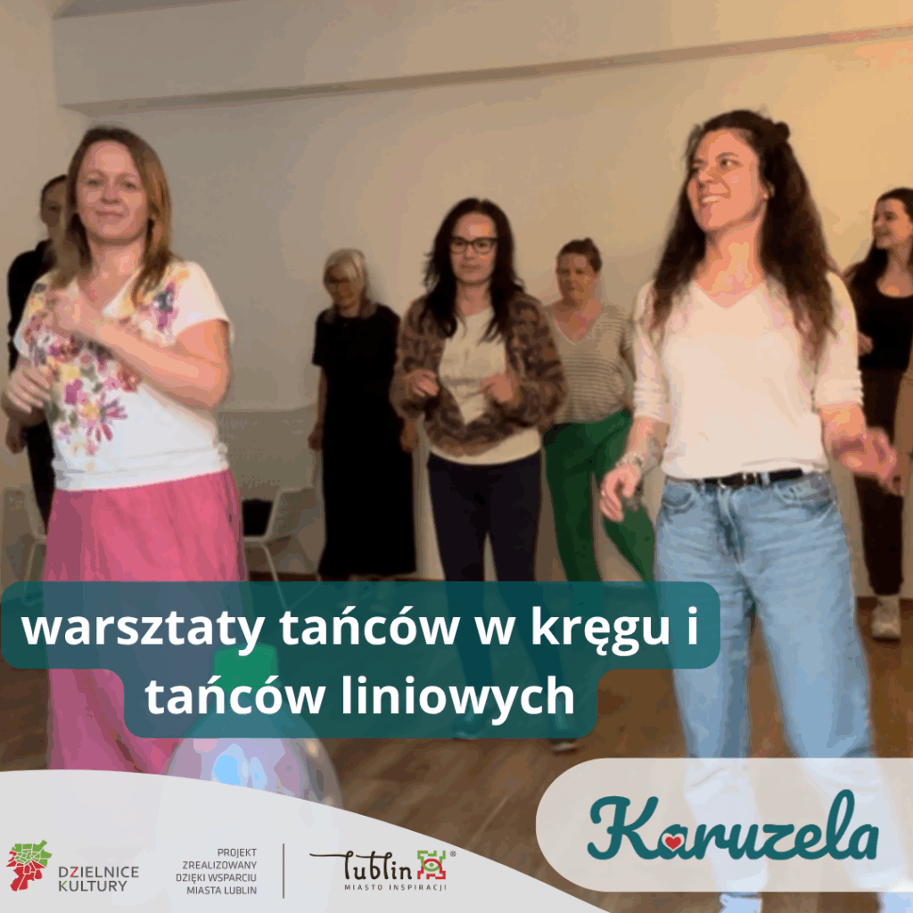 Kilka kobiet w jasnym pomieszczeniu, aktywnie uczestniczące w warsztatach tanecznych. Uśmiechają się i poruszają. Obraz jest opatrzony napisem "warsztaty tańców w kręgu i tańców liniowych". Na dole grafiki logotypy - Karuzela, Lublin Miasto Inspiracji, Dzielnice Kultury oraz tekst "Projekt zrealizowany dzięki wsparciu Miasta Lublin".