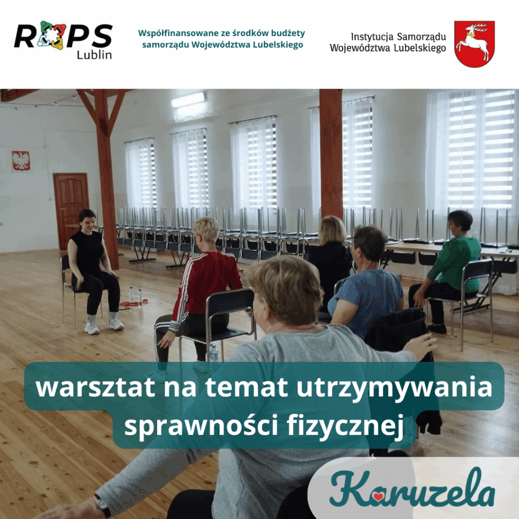 Grupa seniorów uczestniczy w warsztacie na temat utrzymywania sprawności fizycznej. Ćwiczą na siedząco w sali z drewnianą podłogą i dużymi oknami. Instruktorka siedzi na krześle i prowadzi zajęcia. Warsztaty współfinansowane ze środków budżetu samorządu Województwa Lubelskiego. Logo ROPS Lublin, Urzędu Marszałkowskiego oraz Fundacji Karuzela Aktywności