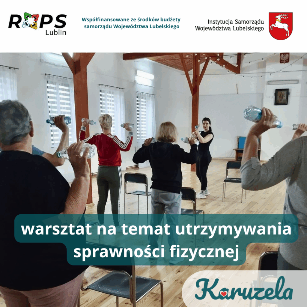 Grupa osób, w tym seniorzy, bierze udział w warsztacie poświęconym utrzymywaniu sprawności fizycznej. Uczestnicy wykonują ćwiczenia, podnosząc butelki z wodą, w sali z drewnianymi filarami. Tekst na grafice to "warsztat na temat utrzymywania sprawności fizycznej". W dolnym prawym rogu widnieje logo "Karuzela". Na górze logo "ROPS Lublin", tekst "Współfinansowane ze środków budżetu samorządu Województwa Lubelskiego" oraz logo "Instytucja Samorządu Województwa Lubelskiego"