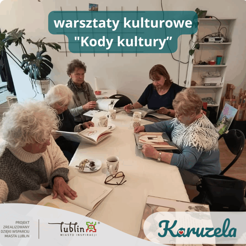 Pięć kobiet w wieku senioralnym siedzi przy prostokątnym stole w jasnym pomieszczeniu. Na stole leżą otwarte książki, filiżanki i talerzyki. Uczestniczki warsztatów kulturalnych 'Kody kultury' czytają i notują. W tle regał z materiałami, roślina doniczkowa i sprzęt multimedialny. Na grafice umieszczone są napisy: ‘warsztaty kulturowe Kody kultury’, logotyp Miasta Lublin - projekt zrealizowany dzięki wsparciu Miasta Lublin oraz logo Karuzela